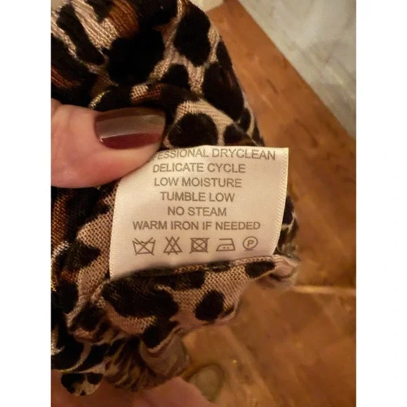 TORY BURCH LEOPARD Sleeveless Sweater Lightweight Wool W/ GOLD LOGO PULL Sz-Lg - Picture 9 of 10